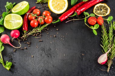 Farklı sebze ve gıda maddeleri siyah arka plan üzerine. Kopya alanı