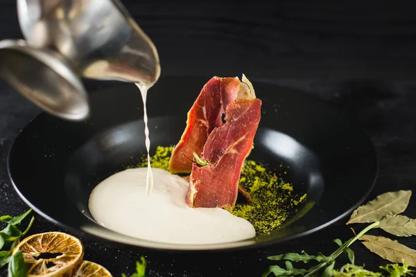 Soupe Crème Savoureuse Avec Jambon Sec Épices Sur Fond Noir — Photo