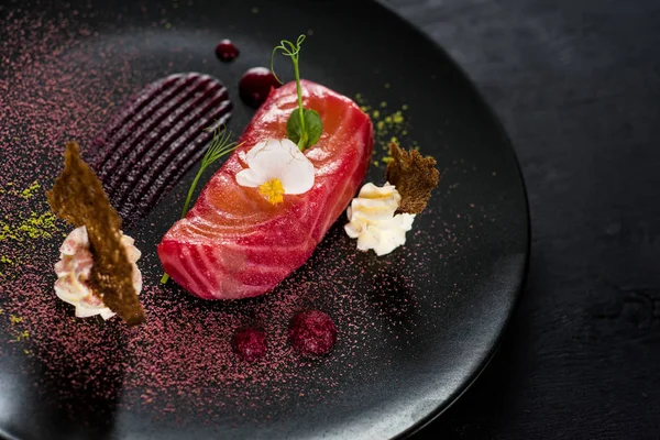 Kırmızı balık somon yemek siyah arka plan üzerine sos ile