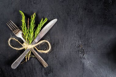 Siyah arka plan üzerinde otlar ile gıda araçları