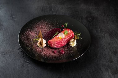 Kırmızı balık somon yemek siyah arka plan üzerine sos ile