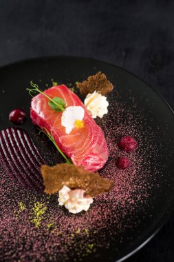 Kırmızı balık somon yemek siyah arka plan üzerine sos ile