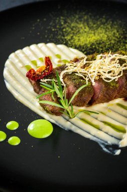 Siyah arka plan üzerine sos tartar ile taze pişmiş et