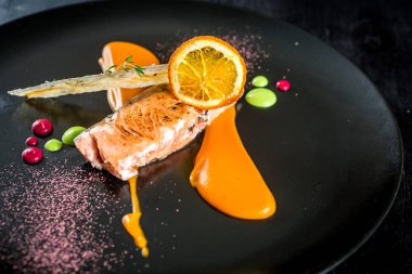 Izgara Somon balık sosu BM siyah arka plan altında