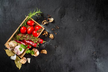 Siyah arka plan üzerine ham ve kuru sebzeli farklı baharatlar. Üstten görünüm. boş alan