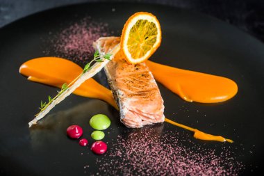 Izgara Somon balık sosu BM siyah arka plan altında