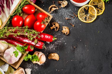 Siyah arka plan üzerine ham ve kuru sebzeli farklı baharatlar. Üstten görünüm. kopya alanı