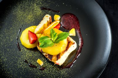 Et ve siyah Karamelize armut ile çanak