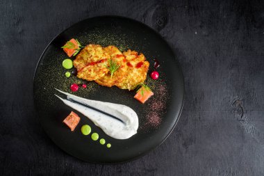 Eti biftek tartar sosu siyah plaka üzerinde