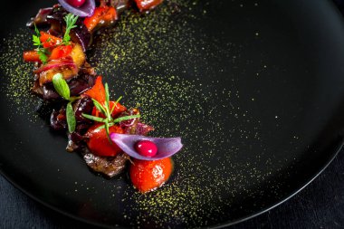 Sebze tabağı siyah plaka üzerinde ilginç sunum ile karışık