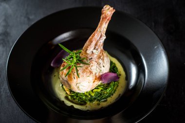 Siyah plaka soslu tavuk budu