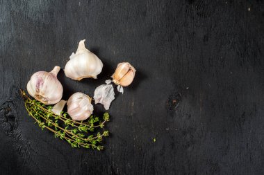 Siyah arka planda sarımsaklı bez. Üst Manzara. Boşluğu kopyala