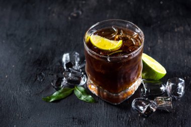 alkol drik viski cam siyah arka plan