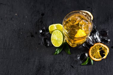 Sarı alkol cam siyah arka plan üzerine