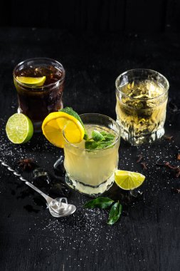 Birkaç kadeh bardaklarda siyah arka plan üzerine