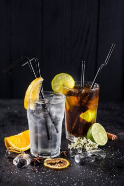 Kokteyller siyah arka plan üzerine birkaç