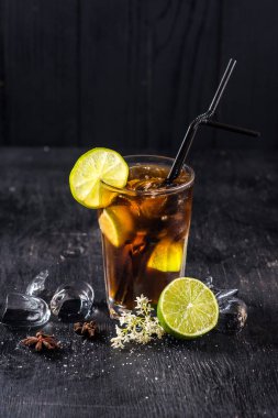 Buzlu çay ile siyah arka plan üzerine kireç kokteyl