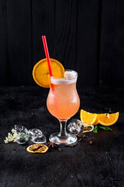 Tatlı turuncu siyah arka plan üzerine kokteyl