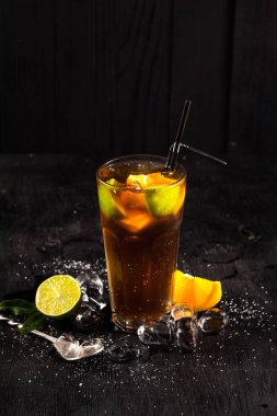 Buzlu çay ile siyah arka plan üzerine kireç kokteyl