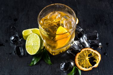 Sarı alkol cam siyah arka plan üzerine