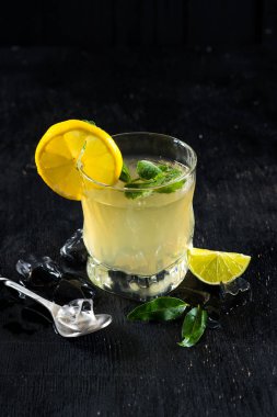 Sarı alkol cam siyah arka plan üzerine