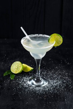 Alkol buz ve limon siyah arka plan üzerine şeffaf kokteyl