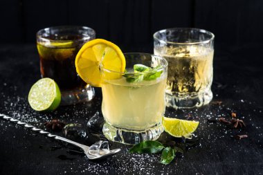 Birkaç kadeh bardaklarda siyah arka plan üzerine