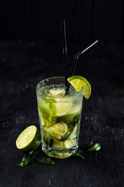 Kireç ve siyah arka plan üzerine buz ile kokteyl mojito