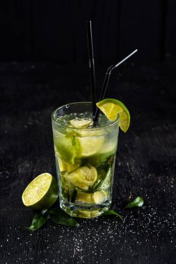 Kireç ve siyah arka plan üzerine buz ile kokteyl mojito