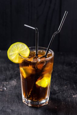 Buzlu çay ile siyah arka plan üzerine kireç kokteyl