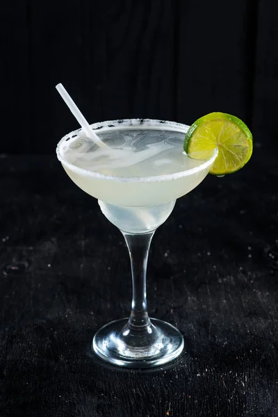 Alcohol Transparante Cocktail Met Ijs Kalk Zwarte Achtergrond — Stockfoto