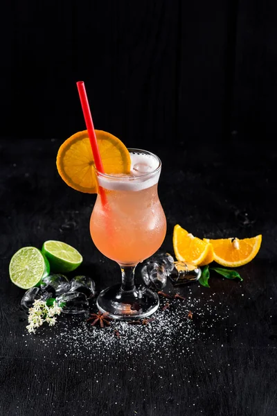 Süßer Orangencocktail Auf Schwarzem Hintergrund — Stockfoto