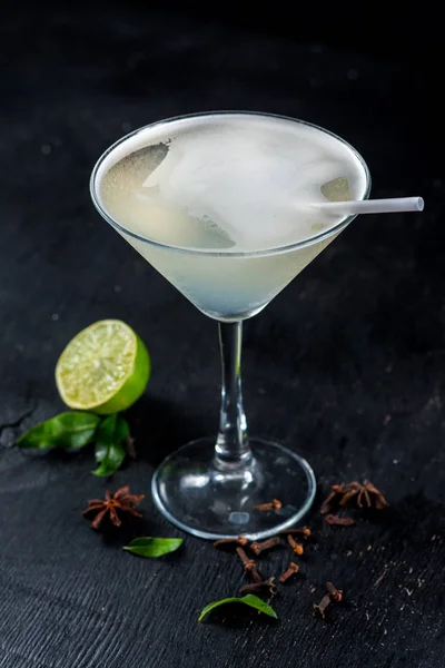 Alcohol Transparante Cocktail Met Ijs Zwarte Achtergrond — Stockfoto