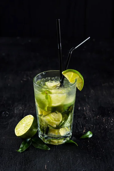 Koktejl Mojito Limetkou Ledu Černém Pozadí — Stock fotografie