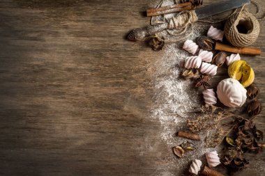 Ahşap zemin üzerinde farklı malzemeler bulunan şekerleme parçaları. Üst Manzara. Boşluğu kopyala