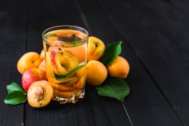 İçinde erik ve kayısı olan bir bardak su. Uzayı kopyala Sağlıklı yemek, detoks.