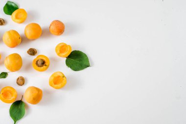 Beyaz arka planda bir sürü kayısı var. Üst görünüm