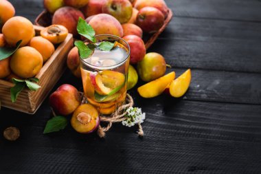 İçinde erik ve kayısı olan bir bardak su. Uzayı kopyala Sağlıklı yemek, detoks.