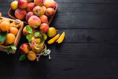 İçinde erik ve kayısı olan bir bardak su. Uzayı kopyala Sağlıklı yemek, detoks.