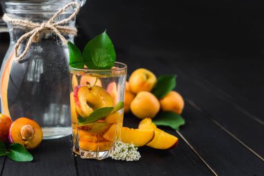 İçinde erik ve kayısı olan bir bardak su. Uzayı kopyala Sağlıklı yemek, detoks.