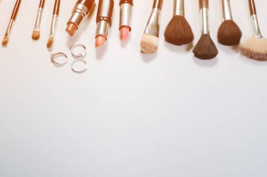 Kadın aksesuarları ve beyaz arka planda kozmetik yatakları. Üst Manzara. Boşluğu kopyala