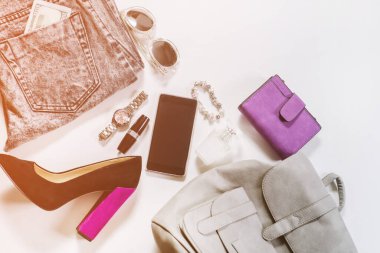 Beyaz arka planda kadın kıyafetleri ve aksesuarları. Üst Manzara. Boşluğu kopyala