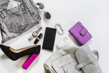 Beyaz arka planda kadın kıyafetleri ve aksesuarları. Üst Manzara. Boşluğu kopyala