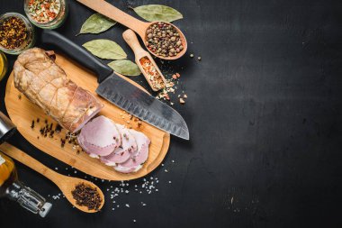 Siyah arka planda baharatlı lezzetli füme jambon.