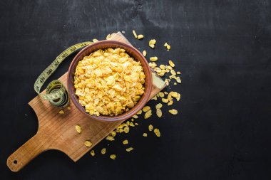 Siyah arkaplanda mısır gevreği tabağı