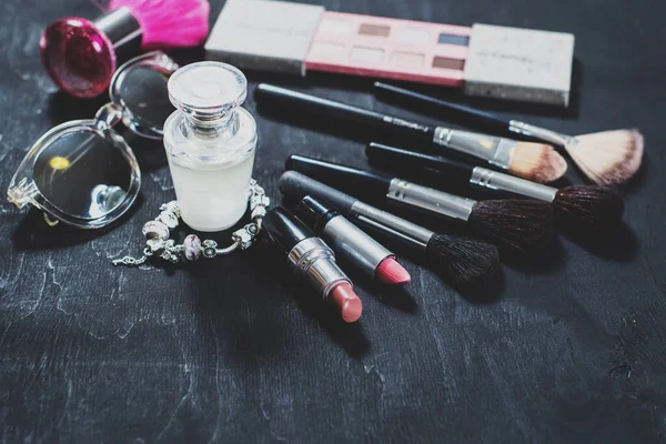 Accesorios Para Mujer Cosméticos Flatlay Sobre Fondo Negro Vista Superior —  Fotos de Stock