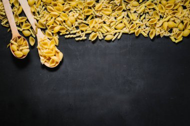 Siyah arkaplanda çiğ makarna çeşitliliği
