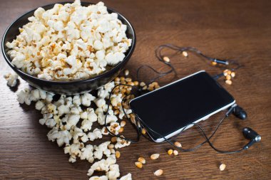 Patlamış mısır arka planında elektronik akıllı telefon. Boşluğu kopyala