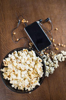 Patlamış mısır arka planında elektronik akıllı telefon. Boşluğu kopyala