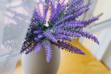 Ahşap arka planda lavantalı bir tencere.